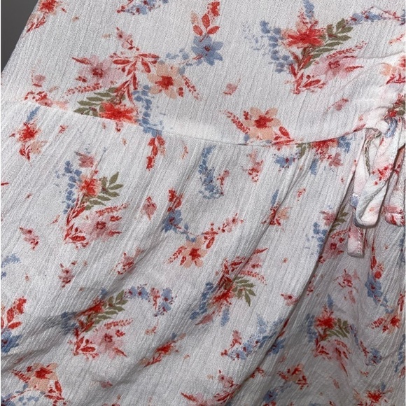 🖤 Floral Blouse with Ruched Front 🖤 - Picture 3 of 5